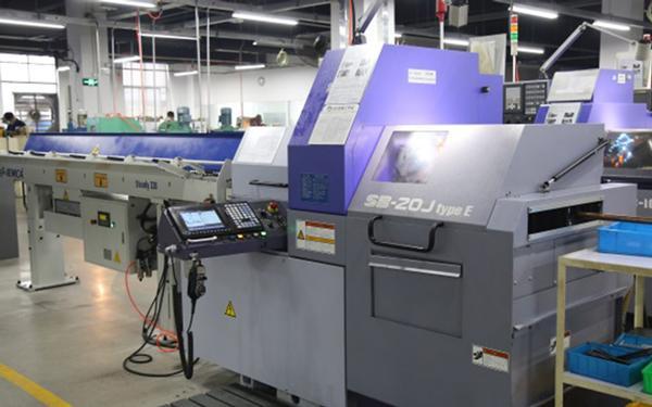 Torno automático CNC de alta precisión